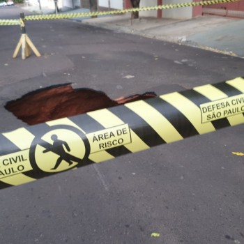 Defesa Civil interdita rua no Jardim São Lucas
